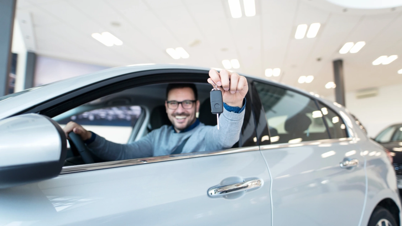 hombre-en-carro-de-juguete-calculadora-persona-señalando