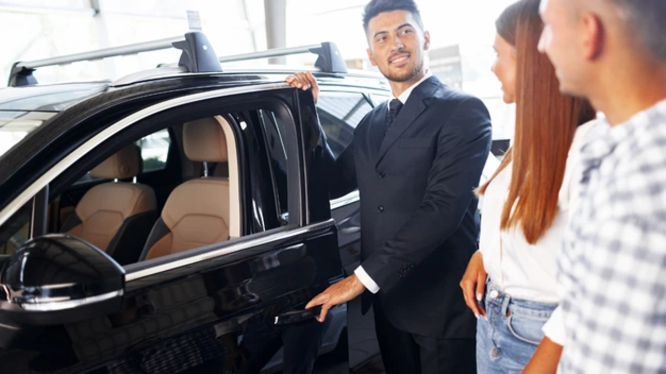 hombre-mostrando-SUV-negro-a-pareja