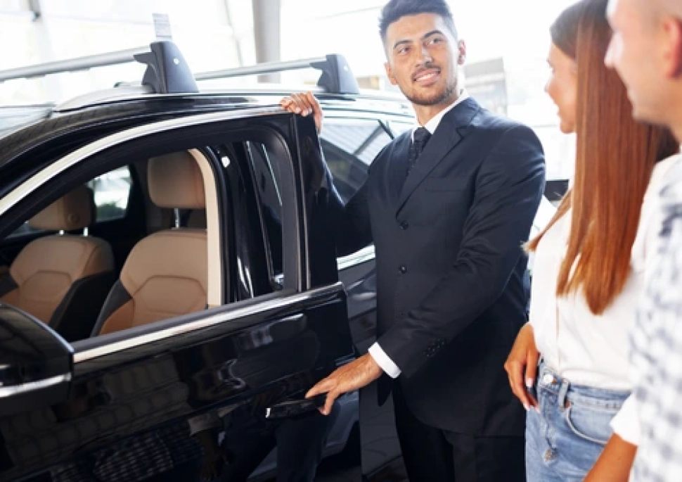 hombre-mostrando-SUV-negro-a-pareja
