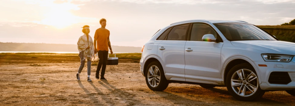 pareja-caminando-suv