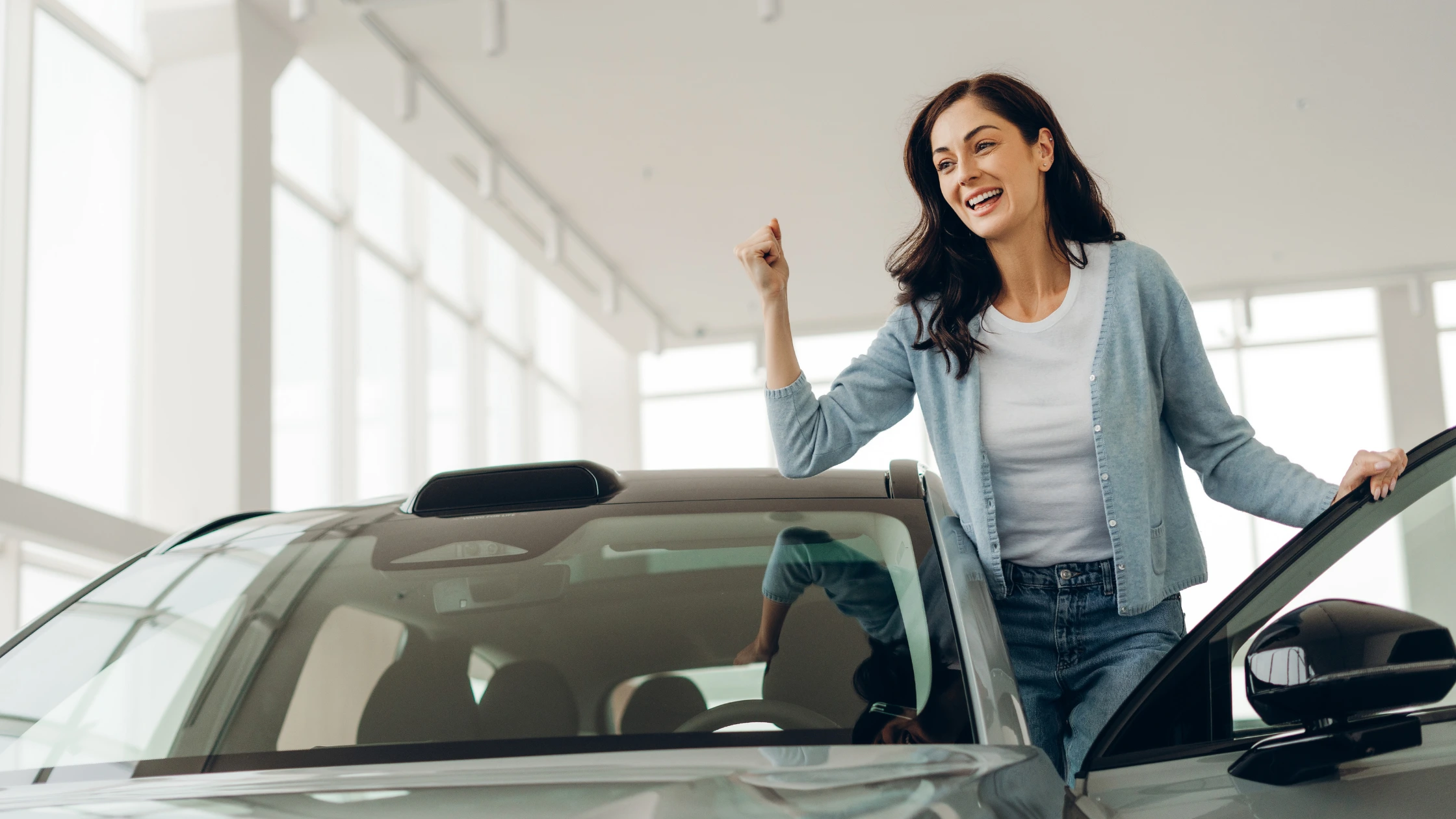 mujer-emocionada-obtener-un-auto