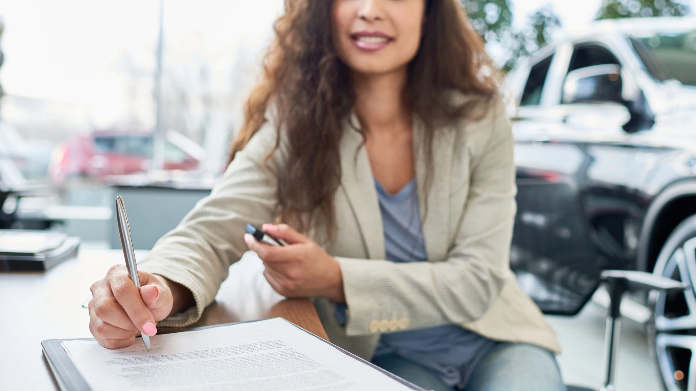 mujer-firma-contrato-en-agencia
