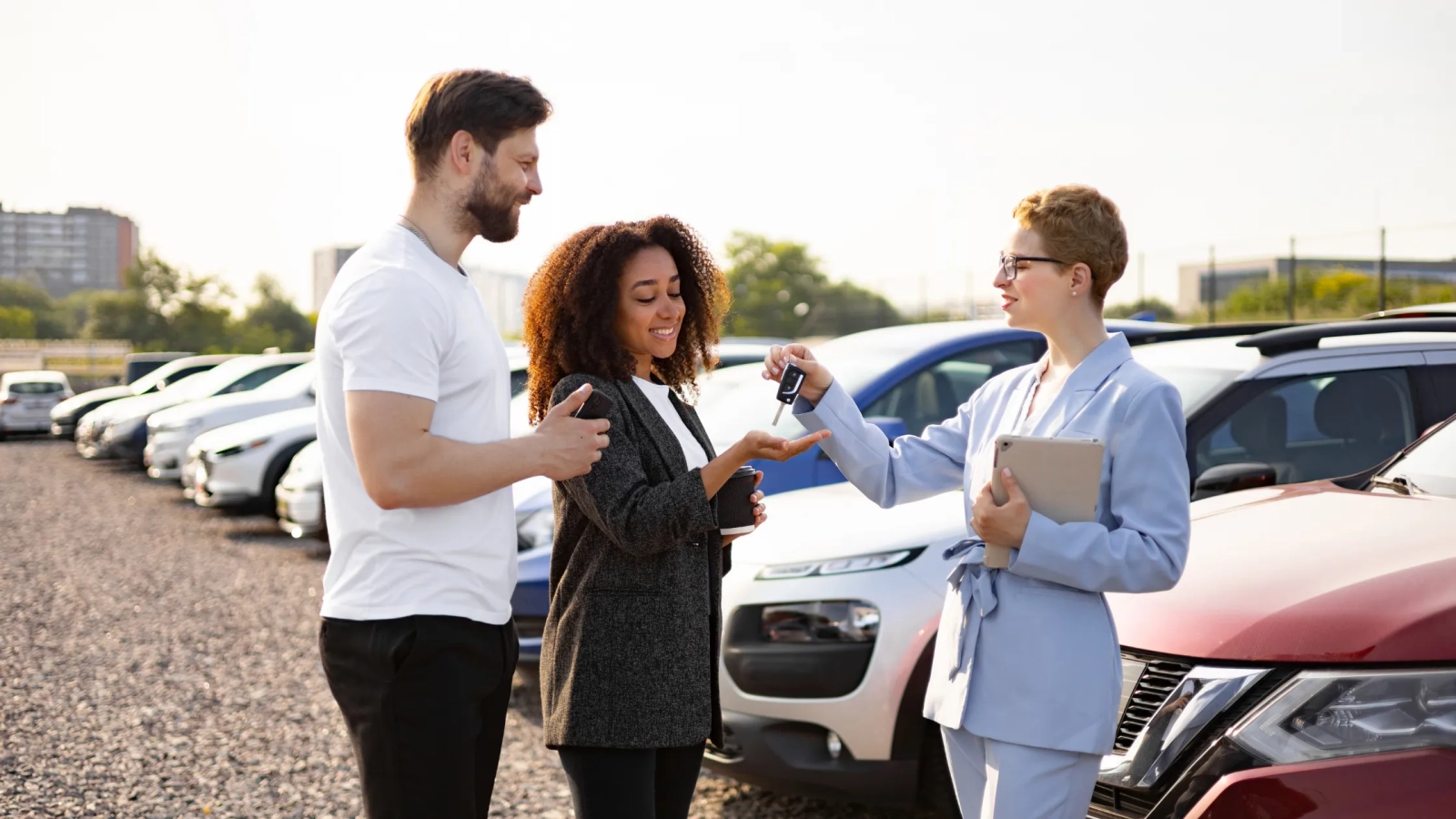 Vendedora-entrega-llave-del-auto-a-clientes
