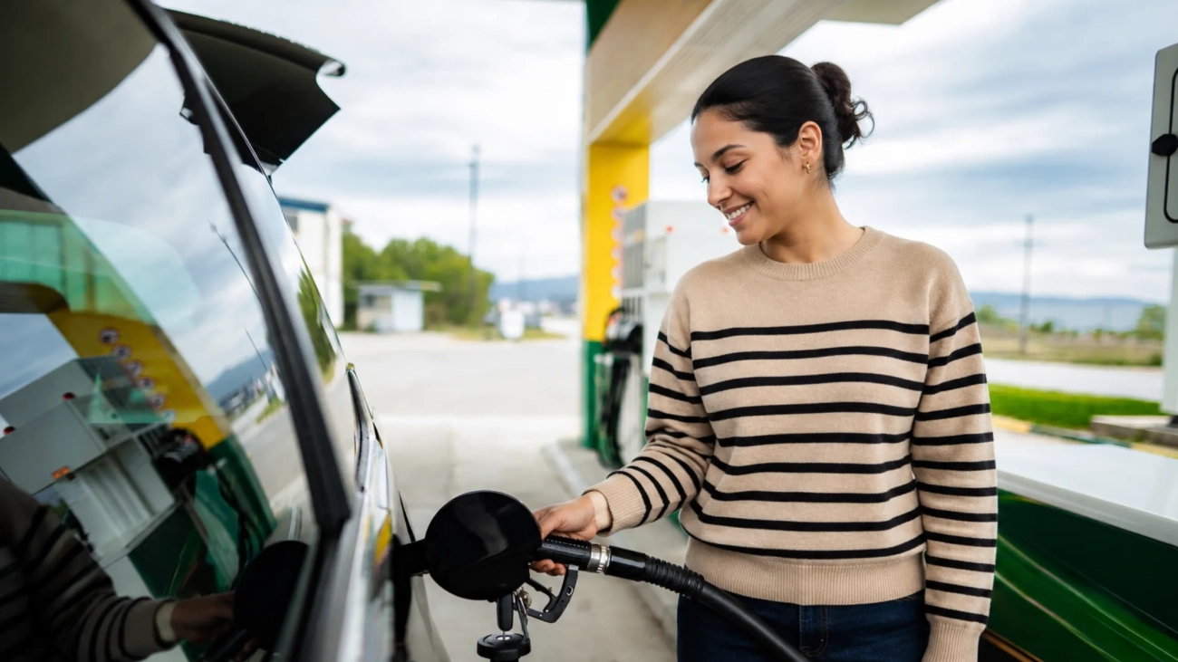 mujer-joven-se-encuentra-cargando-combustible-en-una-gasolinera