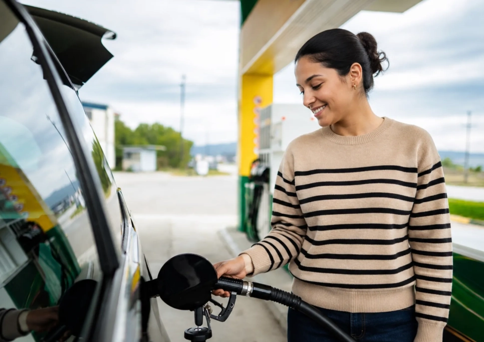 mujer-joven-se-encuentra-cargando-combustible-en-una-gasolinera