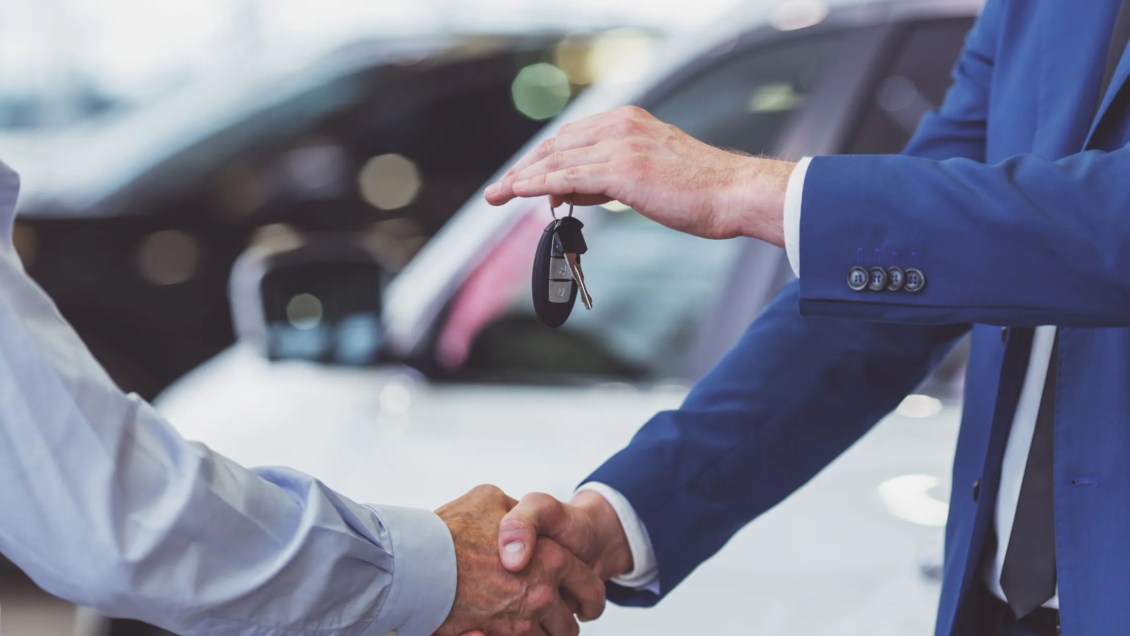 primer-plano-vendedor-y-cliente-cierran-la-compra