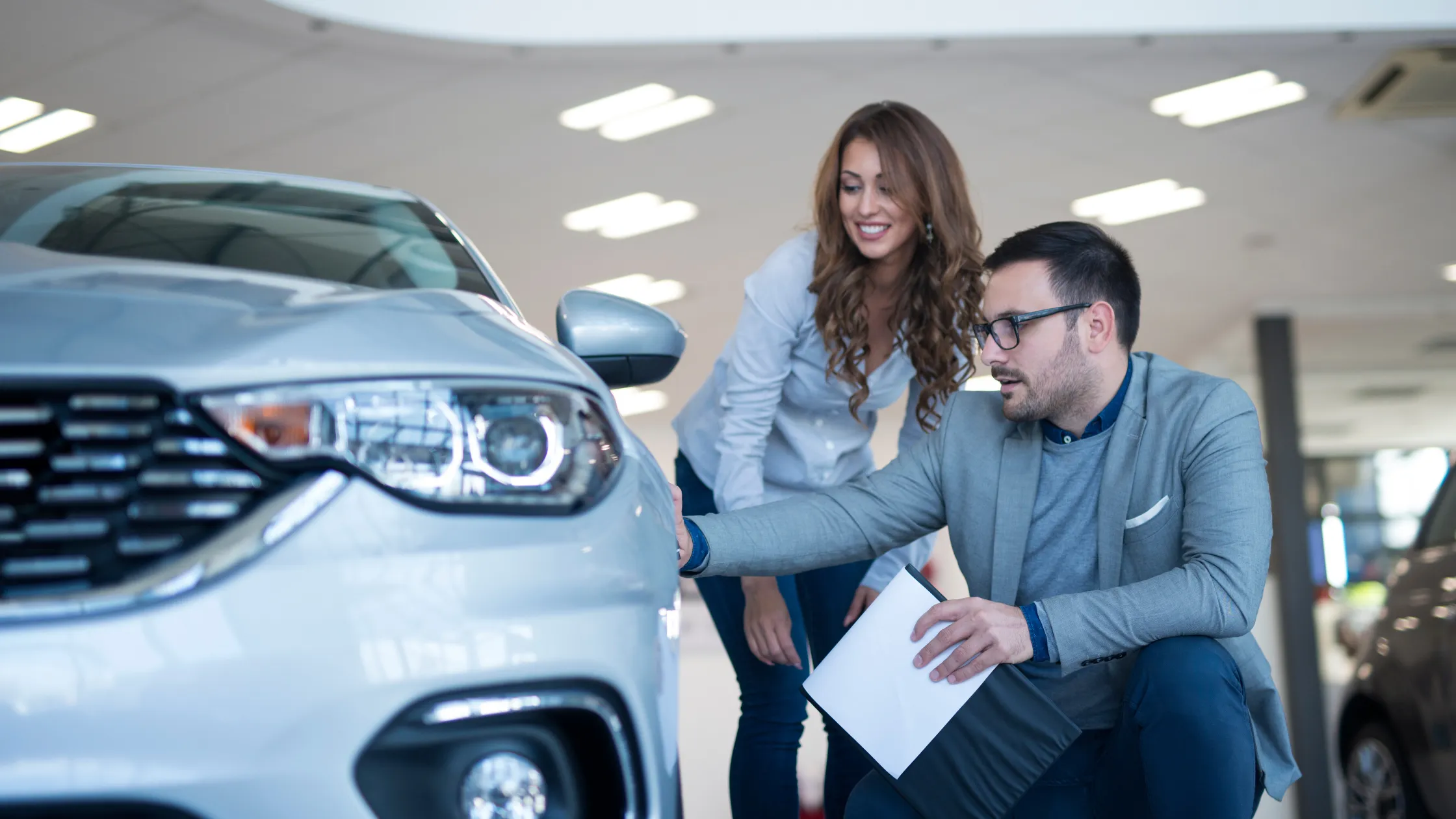 asesor-explica-las-caracteristicas-del-vehiculo-a-una-cliente-durante-la-inspeccion
