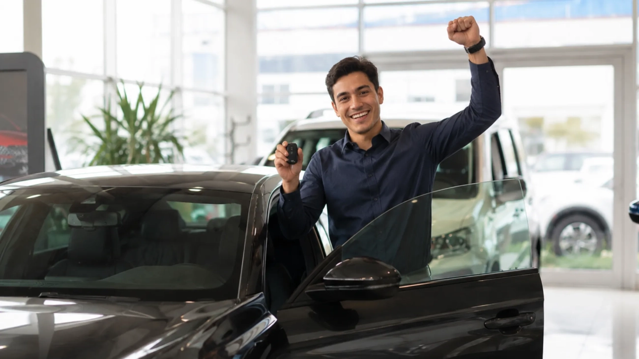 cliente-recibe-las-llaves-de-su-auto-nuevo-en-la-agencia