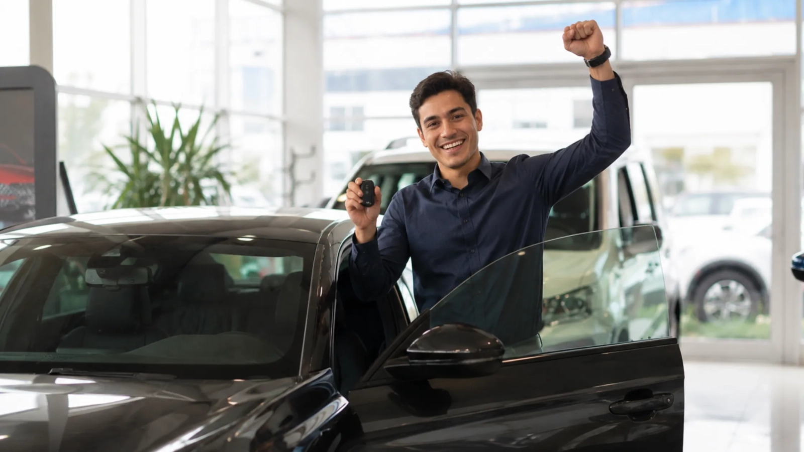 cliente-recibe-las-llaves-de-su-auto-nuevo-en-la-agencia