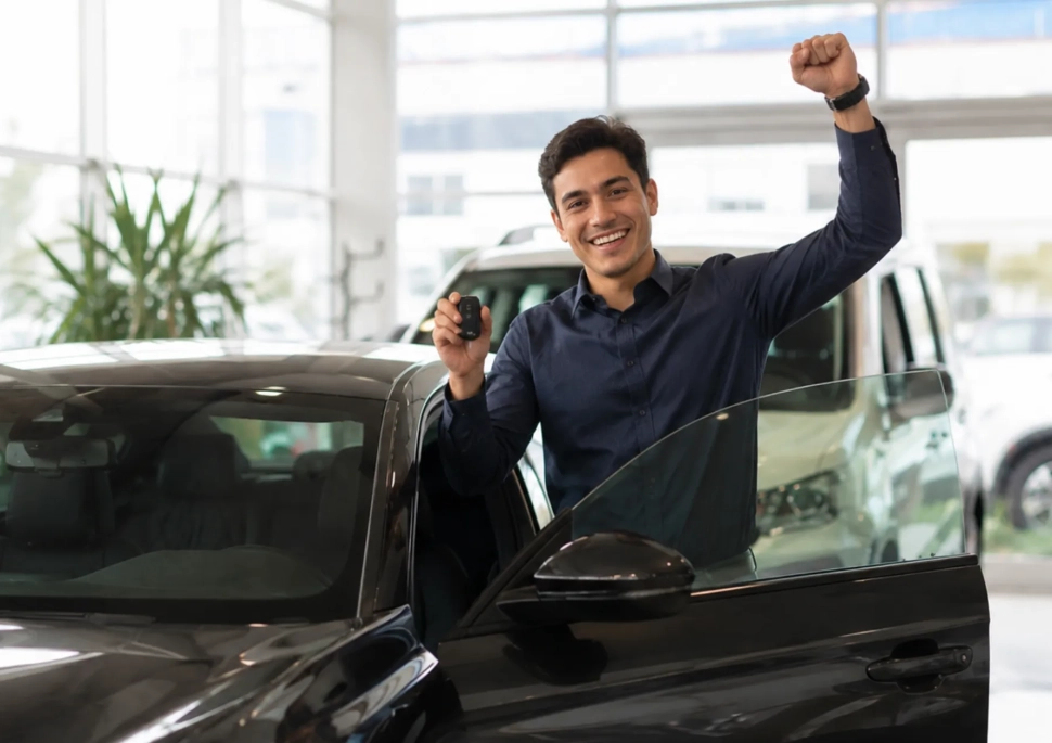 cliente-recibe-las-llaves-de-su-auto-nuevo-en-la-agencia